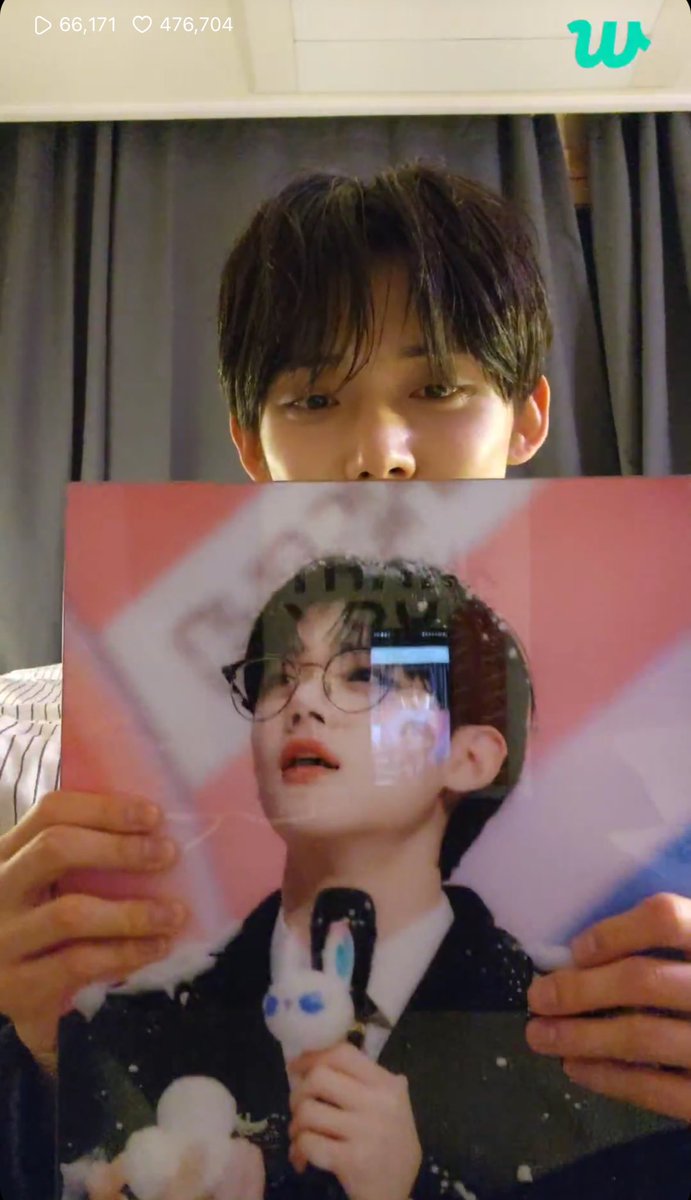 choixthk's tweet photo. 🦊 Gracias a MOA he sido muy feliz hoy
🦊 Inkigayo me dio algunas cosas... Esta foto, el cartel que sostuve y mi última tarjeta de referencia
🦊 Me senti muy agradecido cuando todos los fans y artistas sostenían el eslogan (para jjunihunihaki) (+)

#연준 #YEONJUN https://t.co/5QOJ3BG9vt
