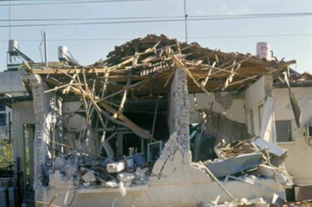 _md_34_'s tweet photo. العراق أطلق ٣٩ صاروخ على #إسرائيل وبالصور تبين أضرار الصواريخ

أما إيران اكثر من 300 الطائرات المسيرة لم استهدف ذبابه في اسرائيل ونصها وقعت في #سوريا و #العراق و #الأردن 😪 لحفظ ماء الوجه لا أكثر

 #savas
#المملكة_العربية_السعودية #Israel
#منخفض_المطير #شمال_السعودية https://t.co/c5ZYjpwuG9