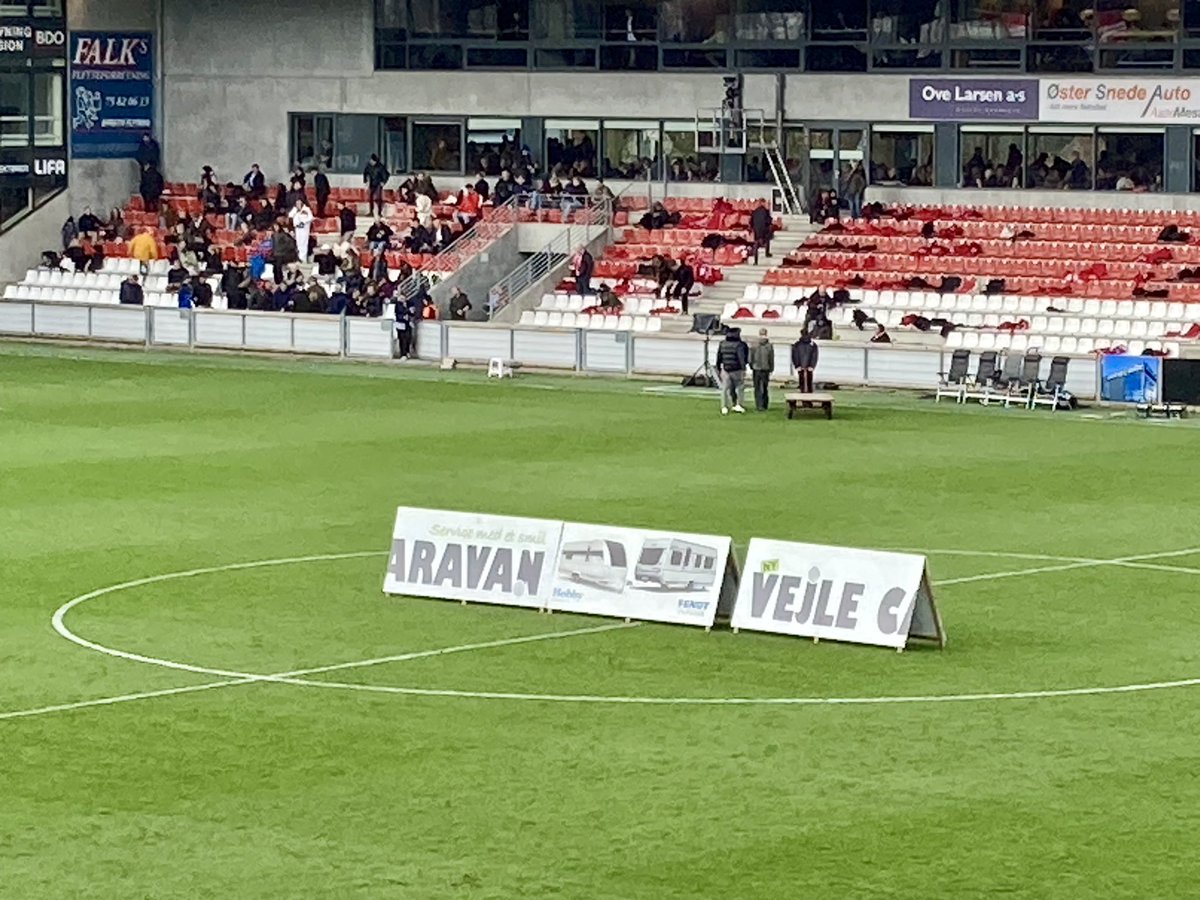 lun_and's tweet photo. Både hjemmehold og skiltemaleren har haft en dårlig første halvleg. #vbrfc #vejleb #dkbold #superliga https://t.co/18myVcXm5U