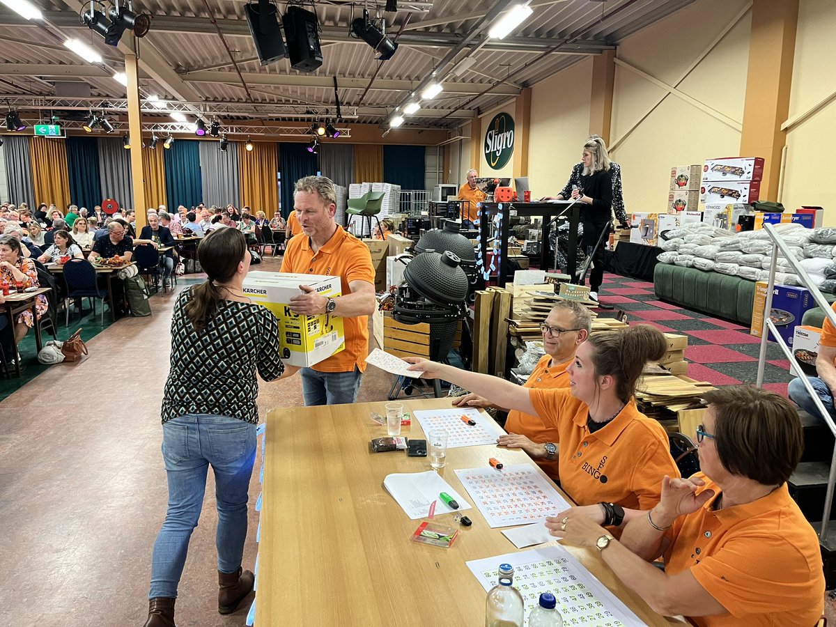 800 (!) collega’s <a href="/SFGnl/">Sligro Food Group</a> en hun introducees gebogen over de bingokaarten in het grootste prijzenpaleis van Nederland. Meer dan drieduizend prijzen lagen er klaar. Voor de 51e keer! Wat een feest! #traditie #werkenbijsligrofoodgroup