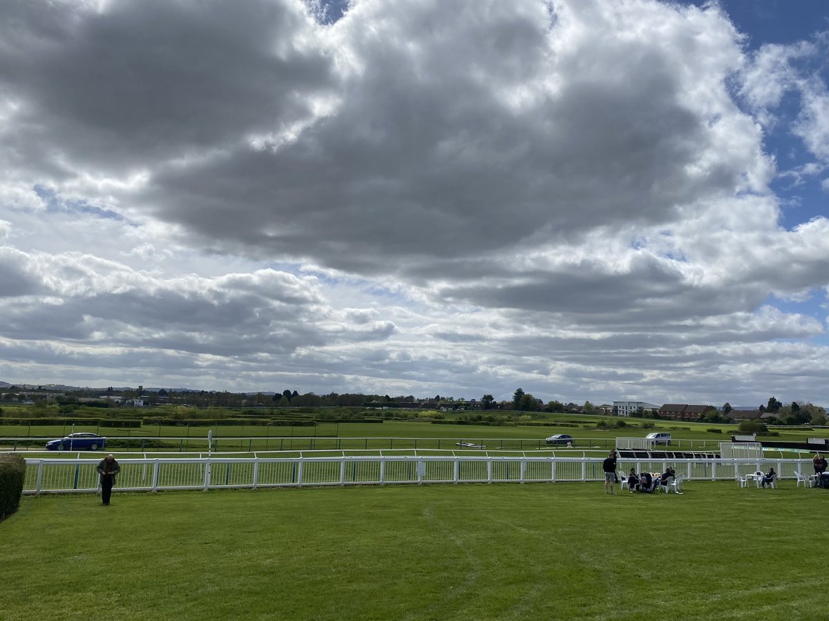 A lovely day <a href="/HerefordRaces/">Hereford Racecourse</a> the setting this afternoon for a competitive 7 race card ☀️🐎