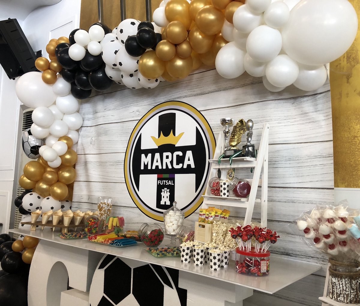 🫶🏼Hoy es un día importante para Mario, el día de su primera comunión🥰 y ha querido celebrarlo con los colores de su equipo🤍🖤