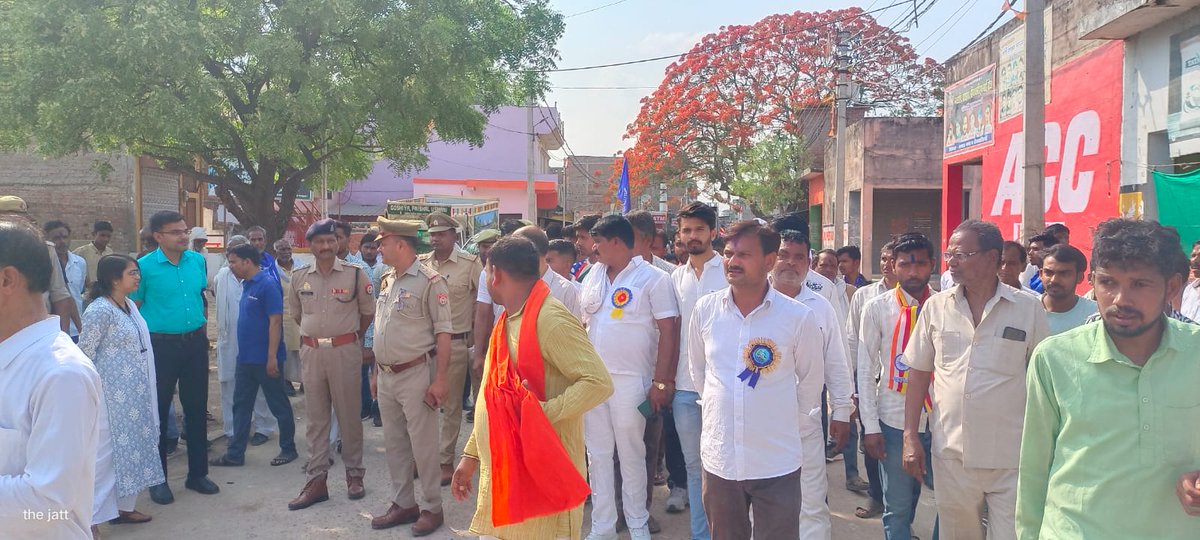 ErachPolice's tweet photo. श्रीमान जी उपजिलाधिकारी गरौठा महोदय व क्षेत्राधिकारी गरौठा महोदय के निर्देश में बाबा साहब की जयंती का जुलूस सकुशल संपन्न हुआ ।
थाना एरच https://t.co/Uj4Mp8tngG