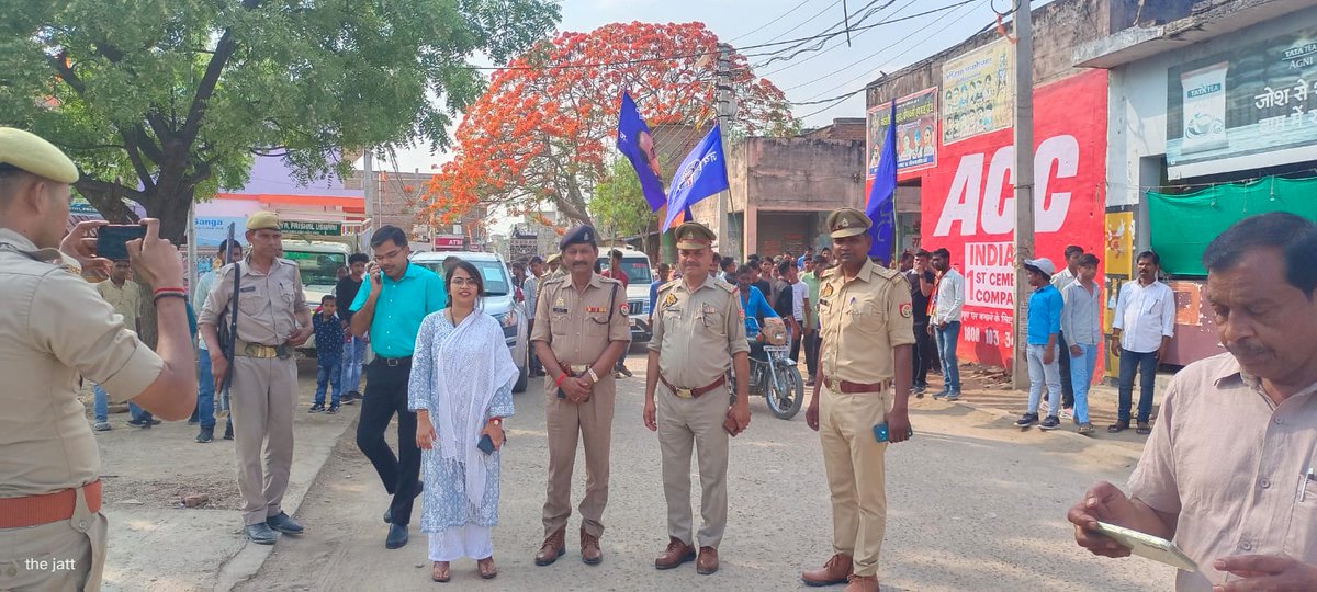 ErachPolice's tweet photo. श्रीमान जी उपजिलाधिकारी गरौठा महोदय व क्षेत्राधिकारी गरौठा महोदय के निर्देश में बाबा साहब की जयंती का जुलूस सकुशल संपन्न हुआ ।
थाना एरच https://t.co/Uj4Mp8tngG