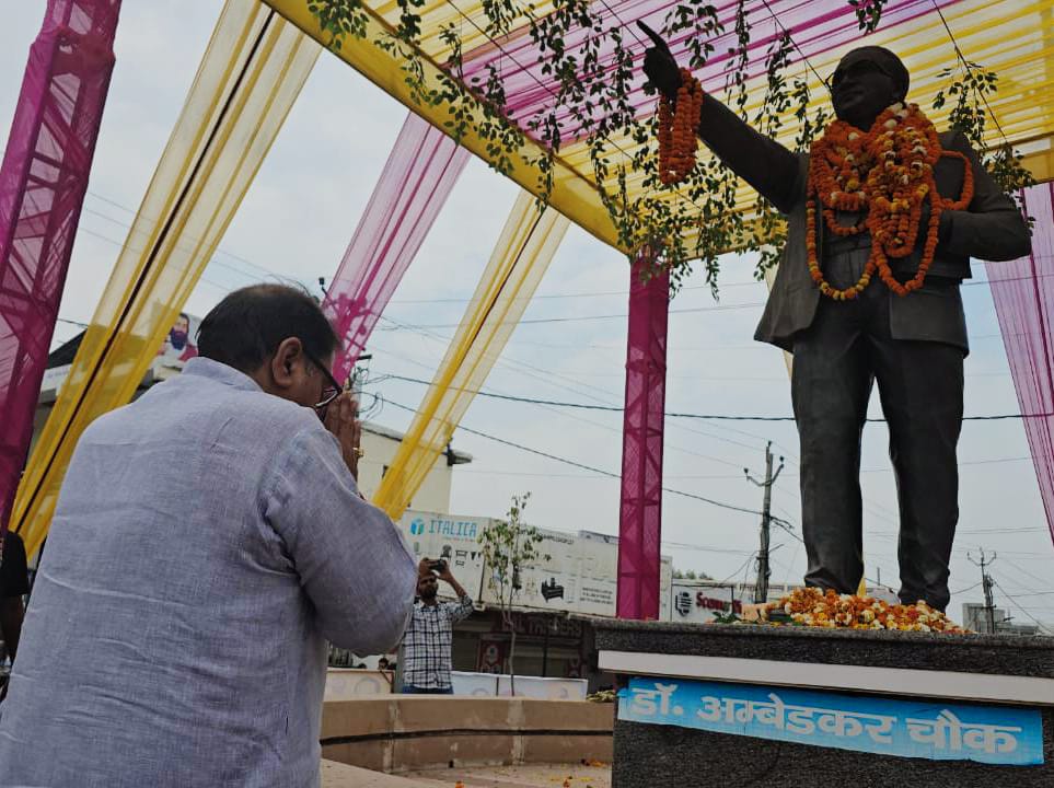 बाबा साहब की जयंती के अवसर पर थानेसर हलके में जनसंपर्क के दौरान, उनकी मूर्ति पर श्रद्धांजलि अर्पित की। बाबा साहब ने ज़िंदगी भर सामाजिक न्याय, लोकतांत्रिक मूल्यों की मज़बूती के लिए काम किया है। @OfficialINLD ने हमेशा उनके संघर्ष और दृढ़ इच्छा शक्ति से प्रेरणा लेते हुए उनके…