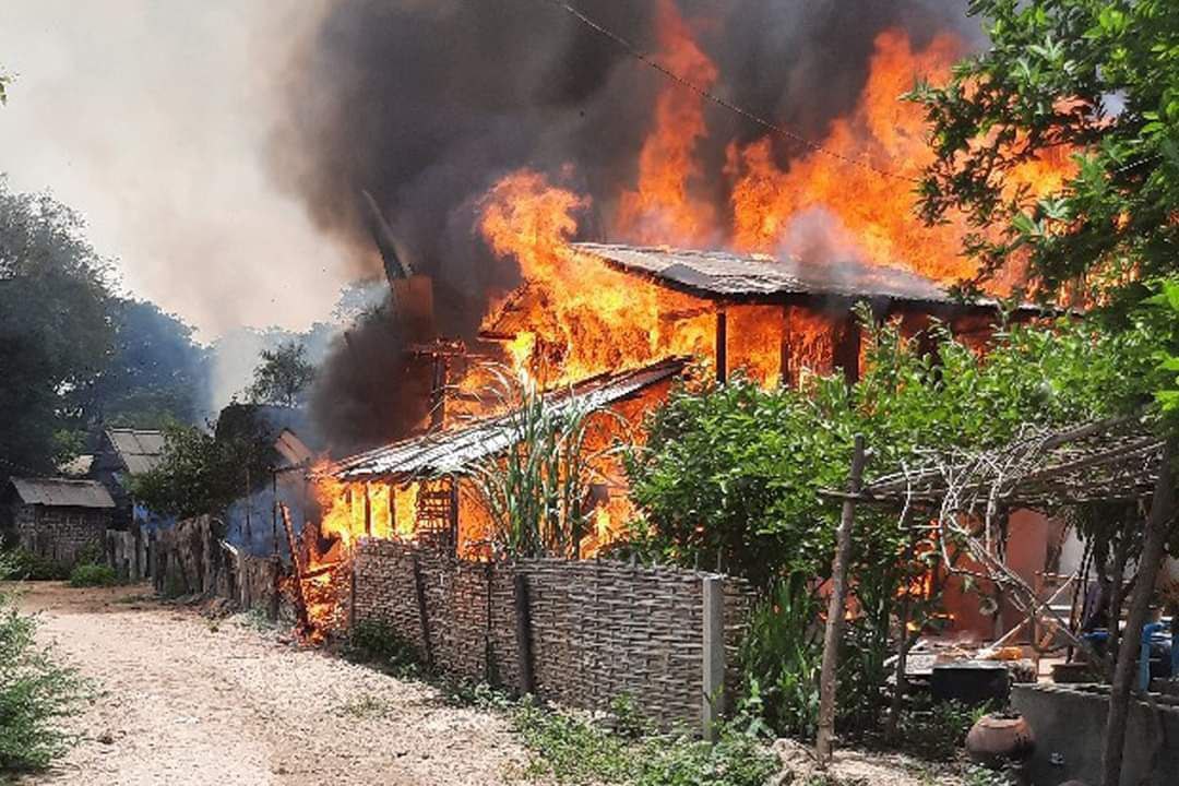 Thousands of people have to be fleeing for safety as the terrorist military column entered 3 villages in Ayadaw township, destroyed the people's homes on arson atrocity after they indiscriminately launched heavy weapons to the villages on Apr.13.
#2024Apr14Coup
#WarCrimesOfJunta