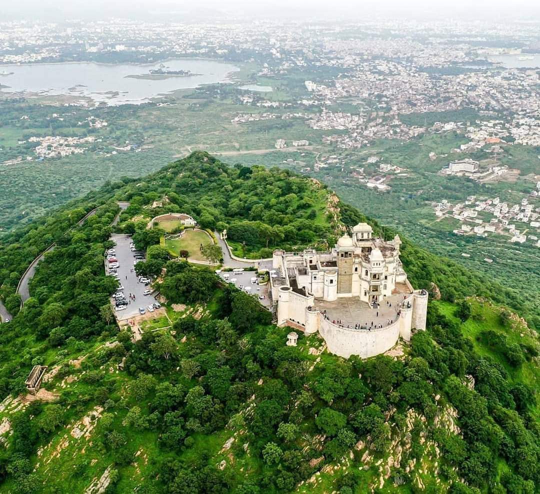 उदयपुर का प्रसिद्ध सज्जनगढ़ दुर्ग, जिसे मॉनसून पैलेस भी कहा जाता है