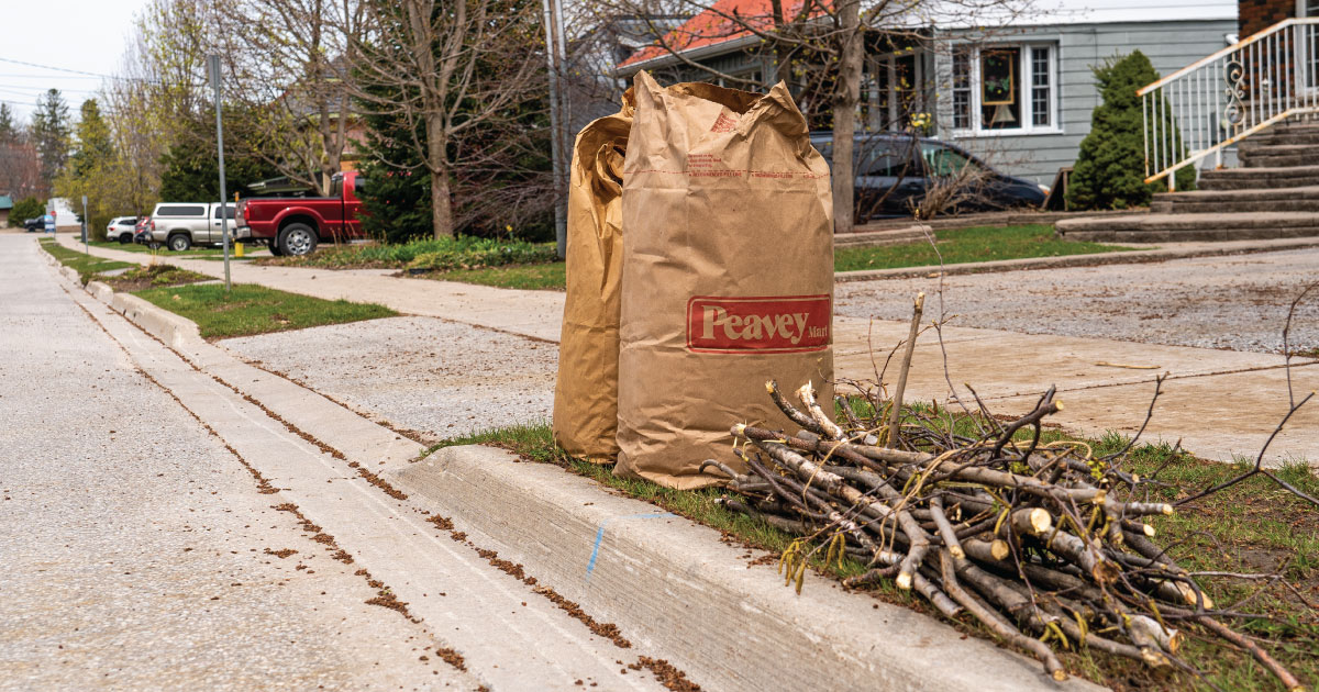 Zone Two Leaf & Yard Waste Collection begins tomorrow, aligning with garbage weeks. Place materials out by 7AM Monday. Collection not necessarily on regular collection day. Download Simcoe County Collects app or visit simcoe.ca/waste. *Doesn’t apply to Barrie & Orillia