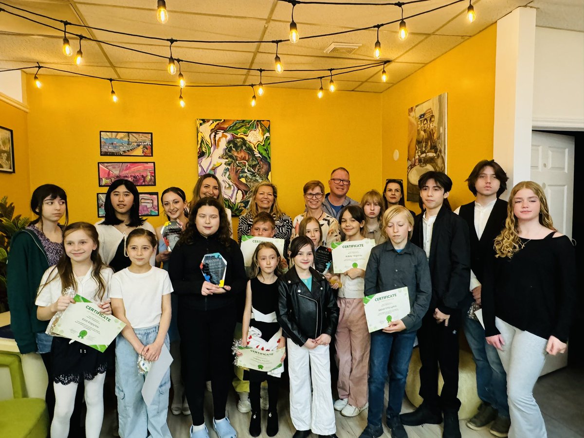 Andrea_Khanjin's tweet photo. I was very pleased to visit “I Can Change The World” art exhibit by the young art students of @Colour_Inspired, dedicated to recycling solutions for keeping our world litter-free.
Thank you to #ColourInspired team and students for contributing your talents to our region’s future! https://t.co/f6Z1HFNQYa