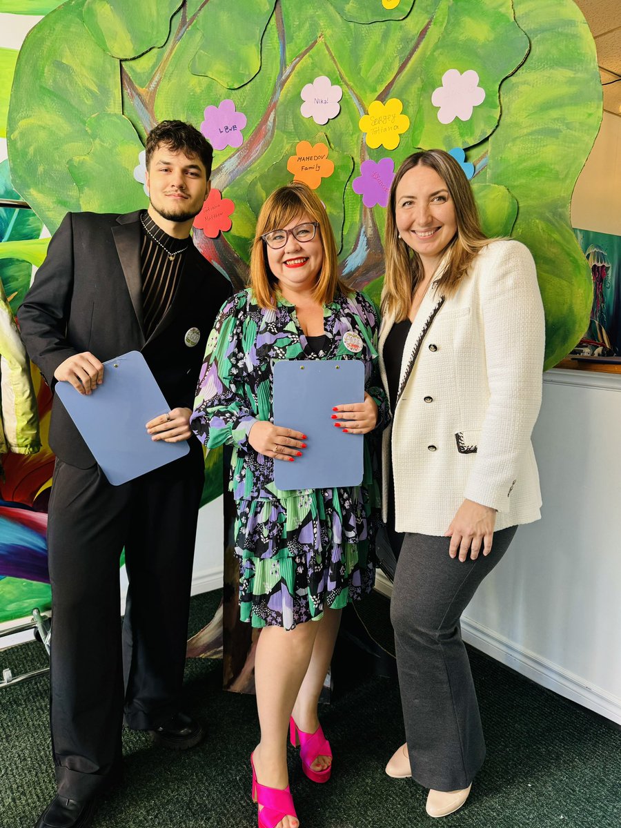 Andrea_Khanjin's tweet photo. I was very pleased to visit “I Can Change The World” art exhibit by the young art students of @Colour_Inspired, dedicated to recycling solutions for keeping our world litter-free.
Thank you to #ColourInspired team and students for contributing your talents to our region’s future! https://t.co/f6Z1HFNQYa