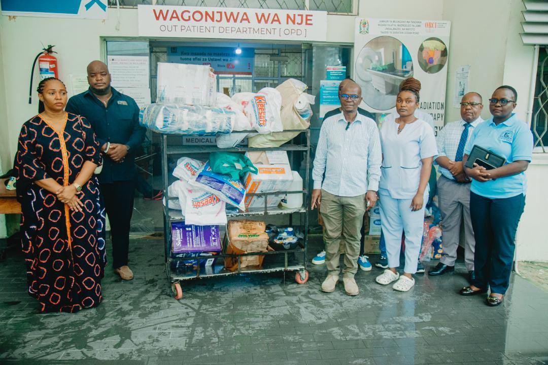 📍Dar es Salaam

▪️DAWASA YAWAFARIJI WAGONJWA WA SARATANI OCEAN ROAD NA AMANA

Mamlaka ya Majisafi na Usafi wa Mazingira Dar es Salaam (DAWASA) imeunga mkono jitihada za Serikali katika kuchangia matibabu ya wagonjwa wa saratani katika Taasisi ya Saratani na Hospitali ya Rufaa ya