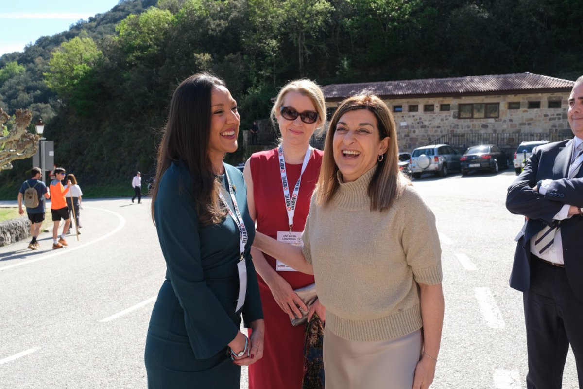 ✅ @mjburuaga apuesta por realzar el #CaminoLebaniego para que sea una referencia en #España 🇪🇸 y en #Europa 🇪🇺 👉🏻 La presidenta asiste al cierre de la Puerta del Perdón del Monasterio de Santo Toribio, que pone fin al #AñoJubilarLebaniego ⛪️🇵🇱 ℹ️➡️ bit.ly/4ayHBlQ