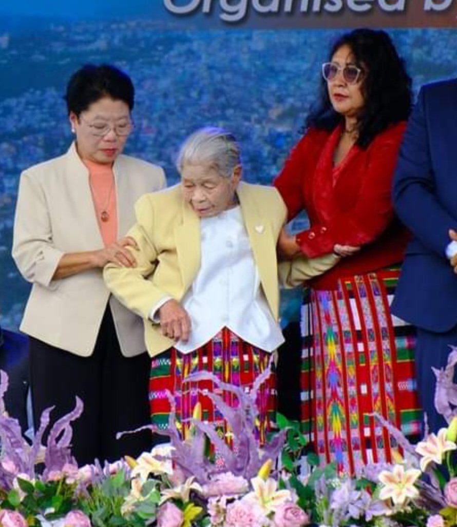 mizozeitgeist's tweet image. Happy Birthday to the #oldest Aizawler, Pi Buangi who celebrates her 107th birthday today.🥳 
 Pi Buangi was the first Mizo to work at a rehabilitation centre.  She started working at The Salvation Army&apos;s Rehab Centre at Kolkata in 1937. She now lives at Khatla locality, Aizawl.