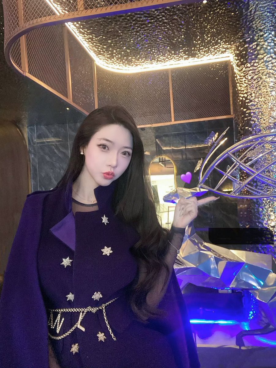 queenofhe's tweet photo. 我们一块儿发会儿呆吧 https://t.co/6gdZ2H1gwK
