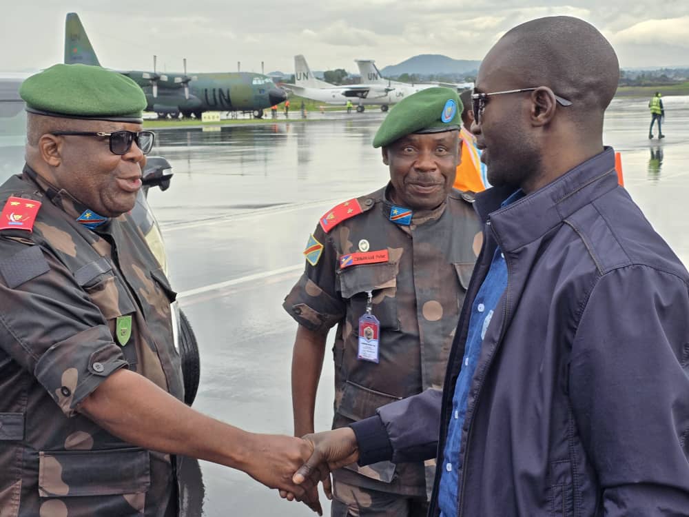 #RDC : En partance pour #Bunia, le Vice Ministre congolais en charge de la défense a pendant son transit à #Goma ce dimanche 14 avril 24, échangé avec le gouverneur militaire du Nord-Kivu le Général Major Peter Cirimwami Nkuba ainsi que le commandant 3 4ème région militaire et…