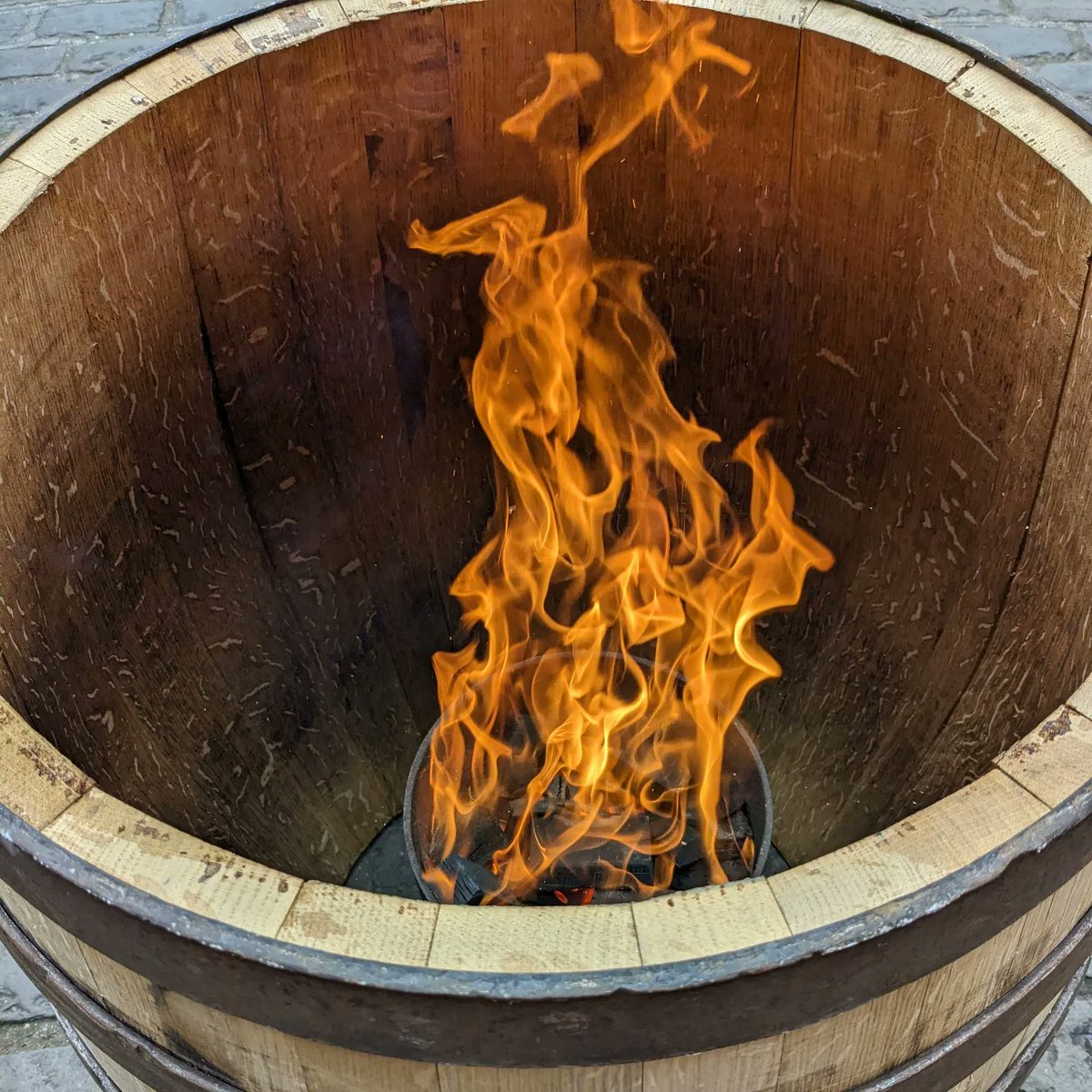 Démonstration de #Tonnellerie durant le #PrintempsdesChampagnes : Montage et Chauffe réalisés par Denis ( MOF 2007 ) pour les #vignerons du #CercleChampagne, réunis autour de leur #champagnes #sousbois