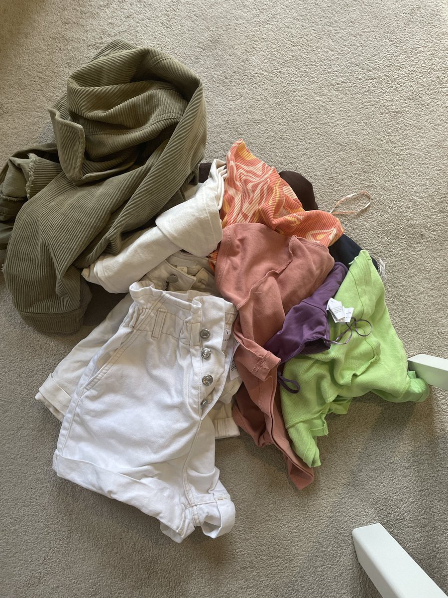 konoliving's tweet photo. そういえば先週のカーブーツで、こんなに服ゲットしたのに、£15だよ！？信じれん😭

ZARAのジャケットも、and other stories のトップスも買えた🥺

Chiswick 月に一回しかやってなくて、初めて行けたけど、掘り出し物いっぱいあった🌸🌸🌸 https://t.co/1CBgdIx5iW