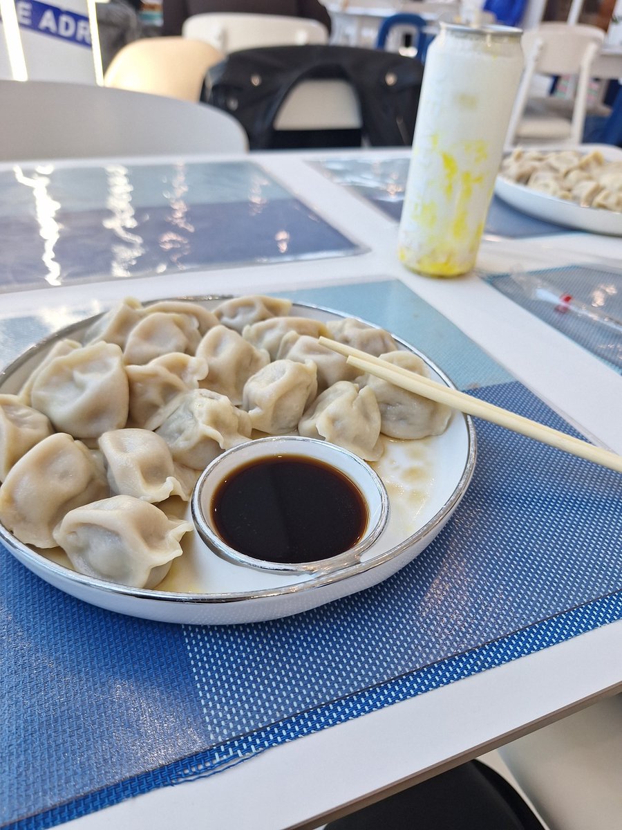 поехал с коллегой на другой конец города чисто ради того, чтобы заточить вручную слепленные китайские пельмешки, ни о чем не жалею