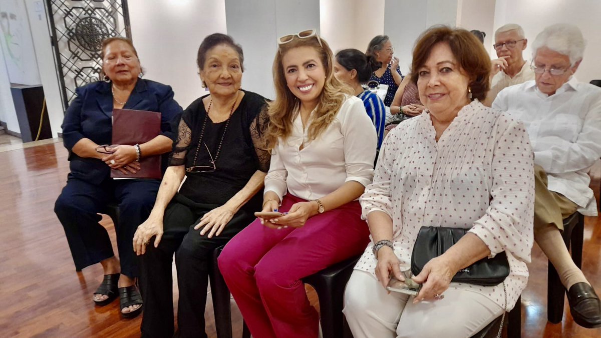 martharizzog's tweet photo. Junto a Dra Piedad Romo-Leroux Girón  en lanzamiento de su libro Nobeles y reconocimiento a su trayectoria en la #CCENG 
#masqueunanuevacasaunanuevacultura
#lanzamiento #librosrecomendados #autores #mentespoderosas #gye #Viernes https://t.co/6Ts8kfMmXs