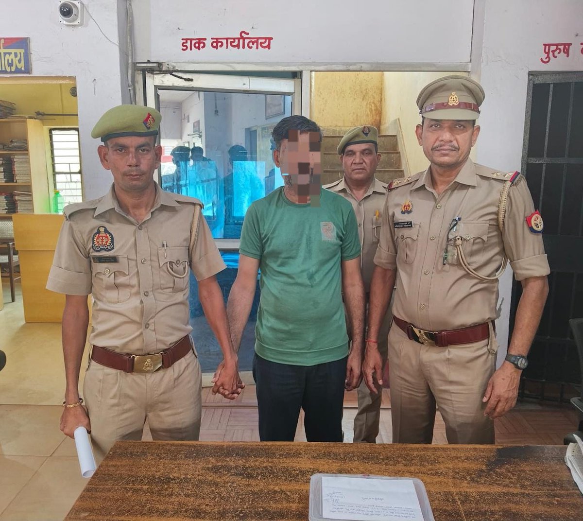 थाना हाथरस गेट पुलिस द्वारा 01 अभियुक्त गिरंफ्तार, कब्जे से 01 अवैध तमंचा व 01 जिन्दा कारतूस 315 बोर बरामद । #UPPolice