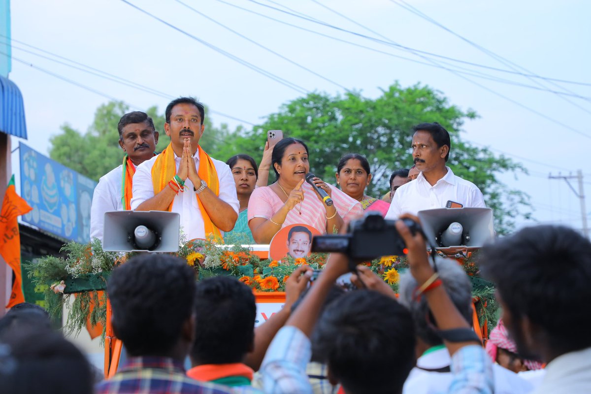 VanathiBJP's tweet photo. கரூர் பாஜக பாராளுமன்ற வேட்பாளர் திரு @VVSenthilnathan அவர்களை ஆதரித்து  அரவக்குறிச்சி பகுதியில் தேர்தல் பிரச்சாரம் மேற்கொண்டேன்.

சகோதரர் திரு @annamalai_k அவர்கள் கடும் உழைப்பால், முயற்சியால் தன் சொந்த அரவக்குறிச்சி தொகுதியை இந்தியா முழுவதும் அறிய செய்தவர், ஆனால் இதே ஊரைச் சேர்ந்த மற்ற தலைவரோ திமுகவுடன் கூட தவறான சேர்க்கையால் இன்று சிறைச்சாலையில் இருக்கிறார். திறமையான நபரை ஊக்குவித்து அழகு பார்ப்பது பாஜக @narendramodi ஜி. தவறான வழியில் வழிநடத்தி சிறை செல்லவைத்தது திமுக ஸ்டாலின் அரசு.

எனவே கரூர் மக்கள், மக்களுக்கு என்றென்றும் உதவிகரமாக இருக்கும் மிகத்திறமையான நம் பாஜக பாராளுமன்ற வேட்பாளர் திரு. @VVSenthilnathan அவர்களை வெற்றி பெற செய்து இத்தொகுதியின் வளர்ச்சிக்கு பங்களிக்க வேண்டும் என்று கேட்டுக் கொண்டேன்.

#மீண்டும்_மோடி_அரசு