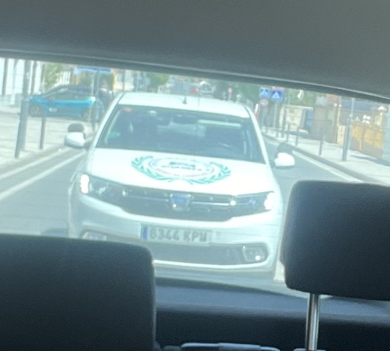 adpd1986's tweet photo. @AEALHAMBRA en la recta de Churriana uno de los vuestros sin distancia de seguridad y pegado al coche. Y sin parar de pegarse. Que buenos profesores tenéis. Así es la seguridad vial. https://t.co/9ipUr7cFYq