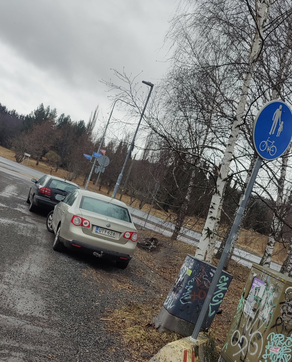 Tää on varmaan Tampereen suosituimpia pysäköintipaikkoja, että jos sinne pysäköinninvalvontaan tarvitaan fyffee saati muuten kiinnostaa missä ihmiset ajelee... #tampere #pysäköinti