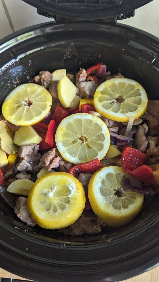 IreneDriehuis's tweet photo. Het is maar goed dat ik morgen geen afspraken heb 🤪#xlbolknoflook #Etlígüveç #Slowcookingsunday #Persiana https://t.co/1Ywc2pz4FQ