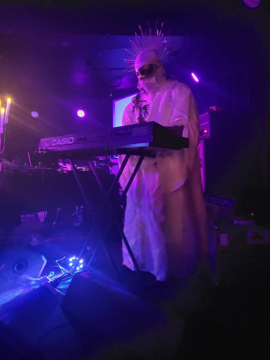 last night I watched DUNGEON SYNTH performed to a SOLD OUT crowd at the EMPTY BOTTLE. fuck yeah.