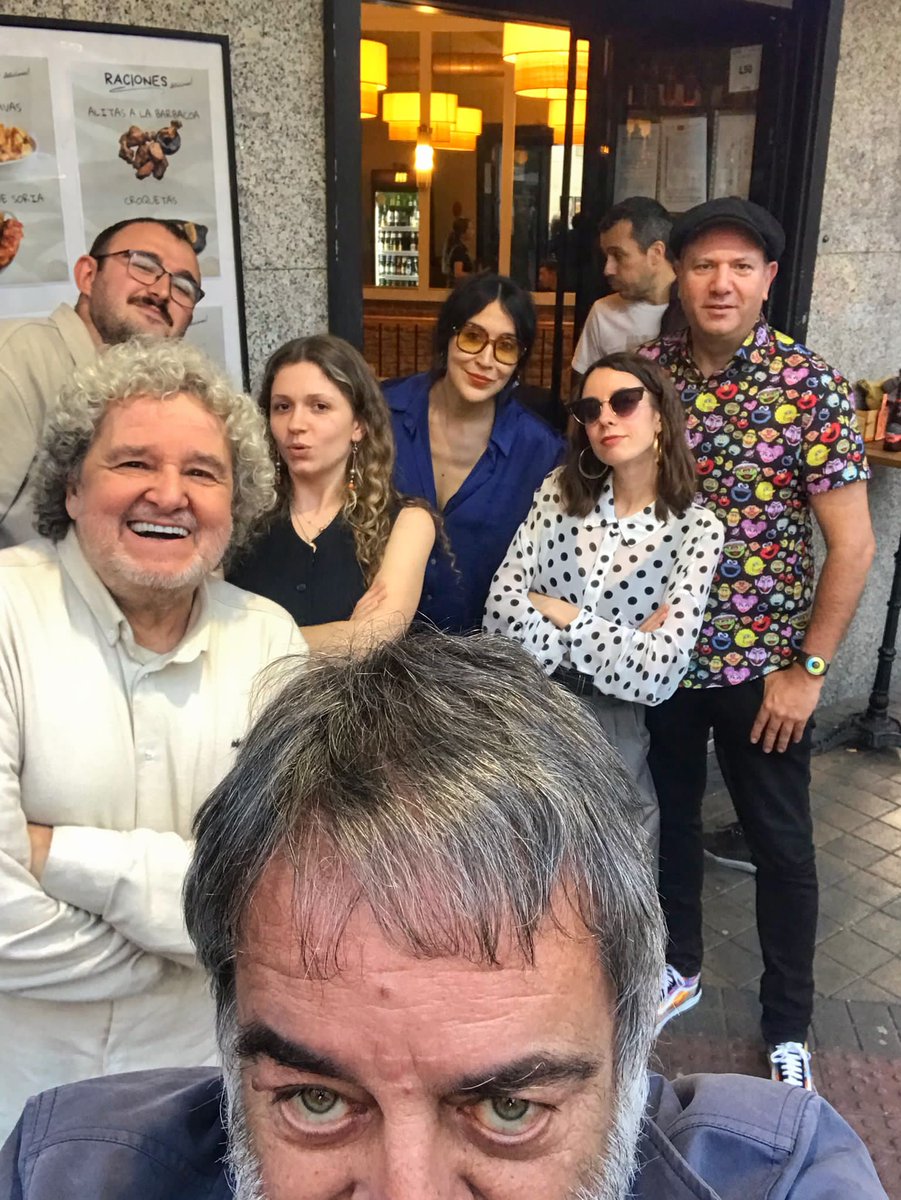Ayer antes del concierto de @thenewraemon selfie made in @JuanSantaner con @Annibsweet, @sofiacomasmusic, Sara Sistole (las tres voces invtadas en el escenario) y su manager y Jose Csrlos Garcia.