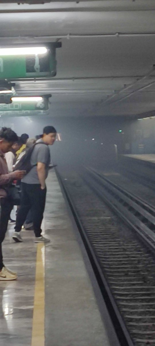 PilloAMO's tweet photo. @MetroCDMX  humo en la estación UAM I línea 8 https://t.co/sguFXnZZFI