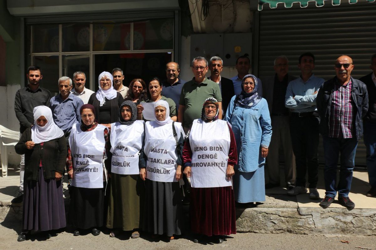tja_izmir's tweet photo. Tecritin kırılması insanlık onurunun bir gereği ve aynı zamanda vicdanı bir sorumluluktur. Kadınlar, Gençler ve Ezilen halkların,Devrimci Demokratik Kurum ve Kuruluşları,STK'ları, barıştan taraf olan bütün kamuoyunu tecritin kırılması için duyarlı olmaya davet ediyoruz.
@JinenTja https://t.co/S51iLhluGz