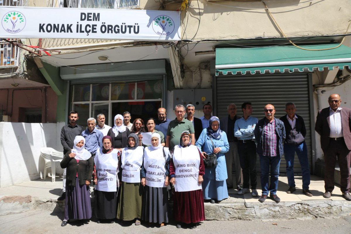 tja_izmir's tweet photo. Tecritin kırılması insanlık onurunun bir gereği ve aynı zamanda vicdanı bir sorumluluktur. Kadınlar, Gençler ve Ezilen halkların,Devrimci Demokratik Kurum ve Kuruluşları,STK'ları, barıştan taraf olan bütün kamuoyunu tecritin kırılması için duyarlı olmaya davet ediyoruz.
@JinenTja https://t.co/S51iLhluGz