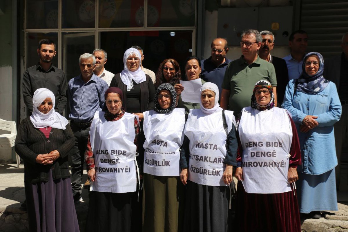tja_izmir's tweet photo. Tecritin kırılması insanlık onurunun bir gereği ve aynı zamanda vicdanı bir sorumluluktur. Kadınlar, Gençler ve Ezilen halkların,Devrimci Demokratik Kurum ve Kuruluşları,STK'ları, barıştan taraf olan bütün kamuoyunu tecritin kırılması için duyarlı olmaya davet ediyoruz.
@JinenTja https://t.co/S51iLhluGz
