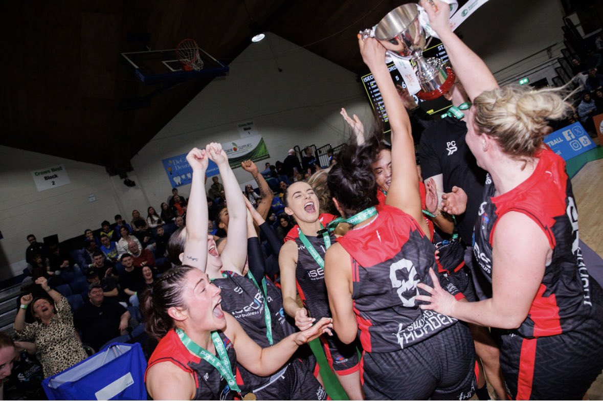 Bringing it home! 🏆 Swords Thunder win @BballIrl MissQuote D1 League Trophy Final! Swipe for the reaction! ➡️