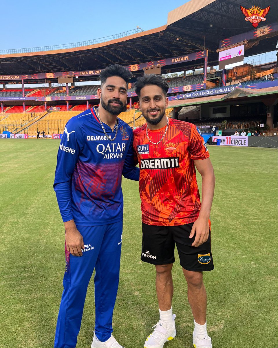 fc_sunrisers's tweet photo. Two 𝐒𝐩𝐞𝐞𝐝𝐒𝐭𝐚𝐫𝐬 In One Frame …!!💥
𝐒𝐢𝐫𝐚𝐣 𝐌𝐢𝐲𝐚 With 𝐉𝐚𝐦𝐦𝐮 𝐄𝐱𝐩𝐫𝐞𝐬𝐬 In Chinnaswami Stadium ,Benguluru
#RCBvSRH #SirajMiyaa #JammuExpress #TeamIndia #OrangeArmy #IPL2024 #PlayWithFire #IPLOnStar #SunrisersHyderabad #IPLonJioCinema #SRH https://t.co/sKyUYchm4v