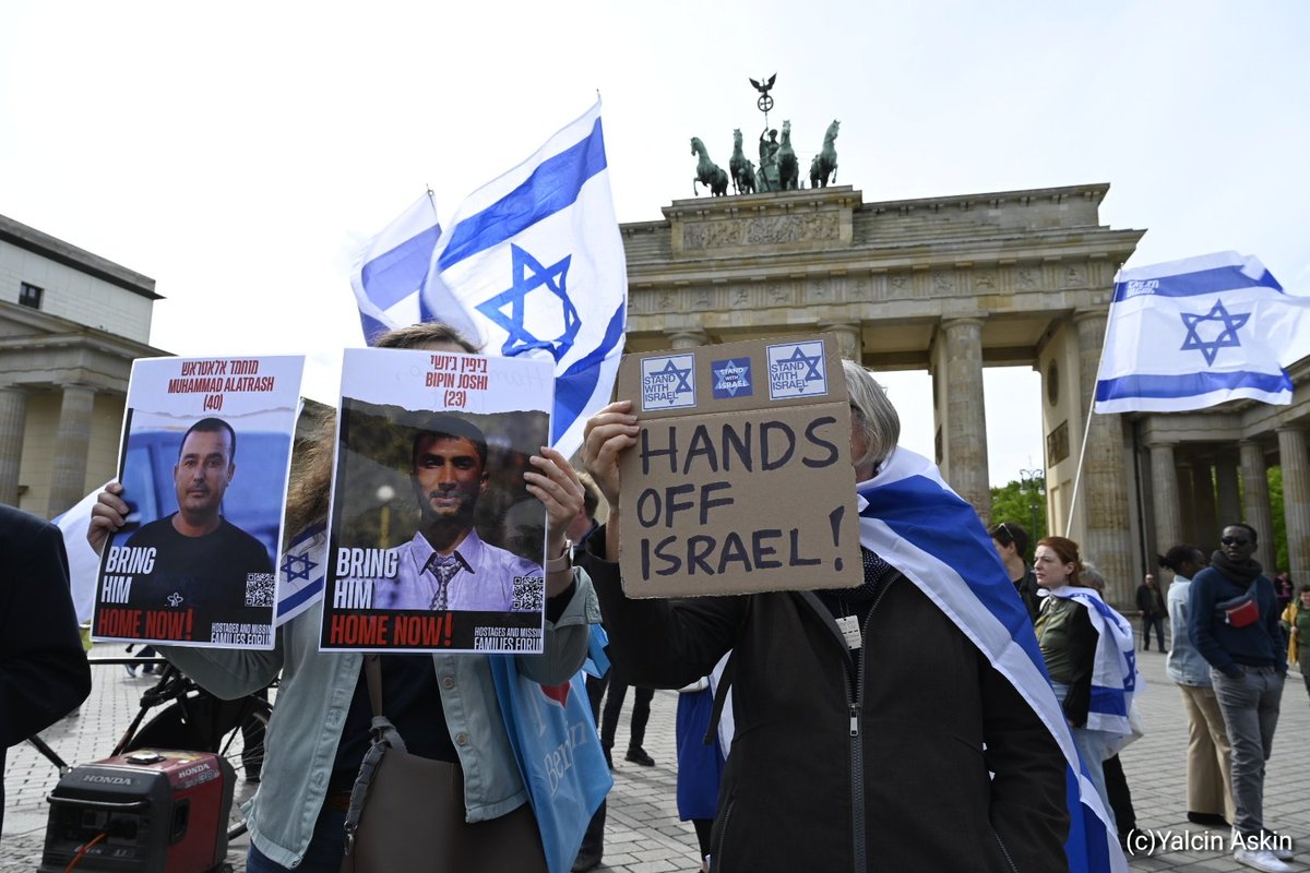 Hunderte Menschen versammelten sich vor dem #Brandenburgertor, um gegen den iranischen Angriff auf #Israel zu protestieren.
#b1404
#Berlin
#Iran