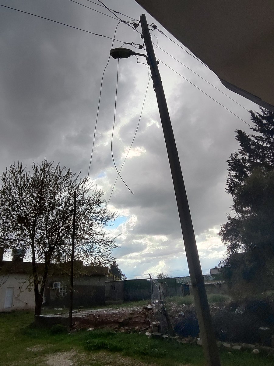 5n5k5's tweet photo. Yakında ya köyde facia olacak bu elektrik direkleriden sebep, hepsi yanmış,bazılarının telleri kopmuş, değişmesi lazım,
Lütfen yardımcı olun, 
Yığınak Mah.cayir sok.karakopru.
@hasansildak 
@mkasimgulpinar_ 
@TEDASKurumsal 
@nihatcftc 
@sanliurfabld 
@Karakoprubel https://t.co/Y6MwxzAqkd