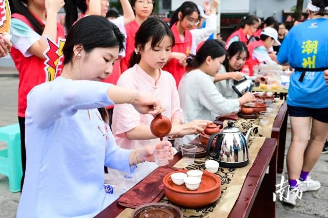 At 7am of April 14th, the 2024 #Chaozhou Half #Marathon fired its starting gun in Chaozhou. 🎉 The event includes two races: a half marathon and a health run, attracting a total of 8,000 participants. The Chaozhou Half Marathon begins with performances like Chaozhou big gongs…