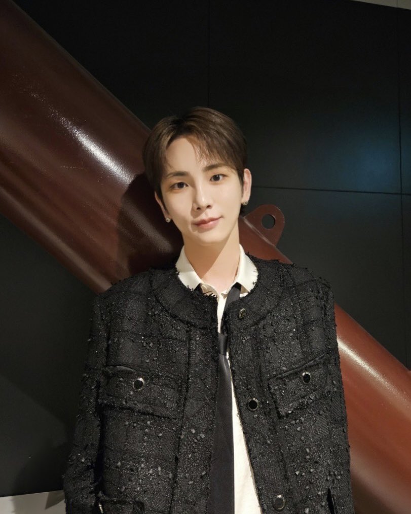 SHINee's tweet photo. TV 아사히 개국 65주년 기념 ‘The Performance’🎤📺
개국 65주년을 축하드립니다👏🦊

#KEY #키 
#SHINee #샤이니
#TV아사히 #ThePerformance https://t.co/f6wEsdRB4b