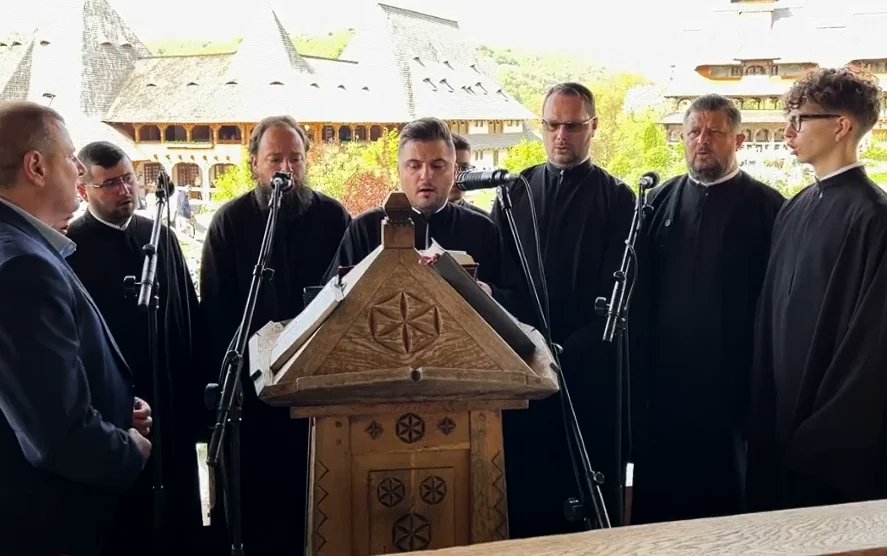 ByzantineChoir's tweet photo. 14 aprilie 2024 | Sfânta Liturghie arhierească la Mănăstirea Bârsana
#eormmsm https://t.co/7ifyblj7Ea