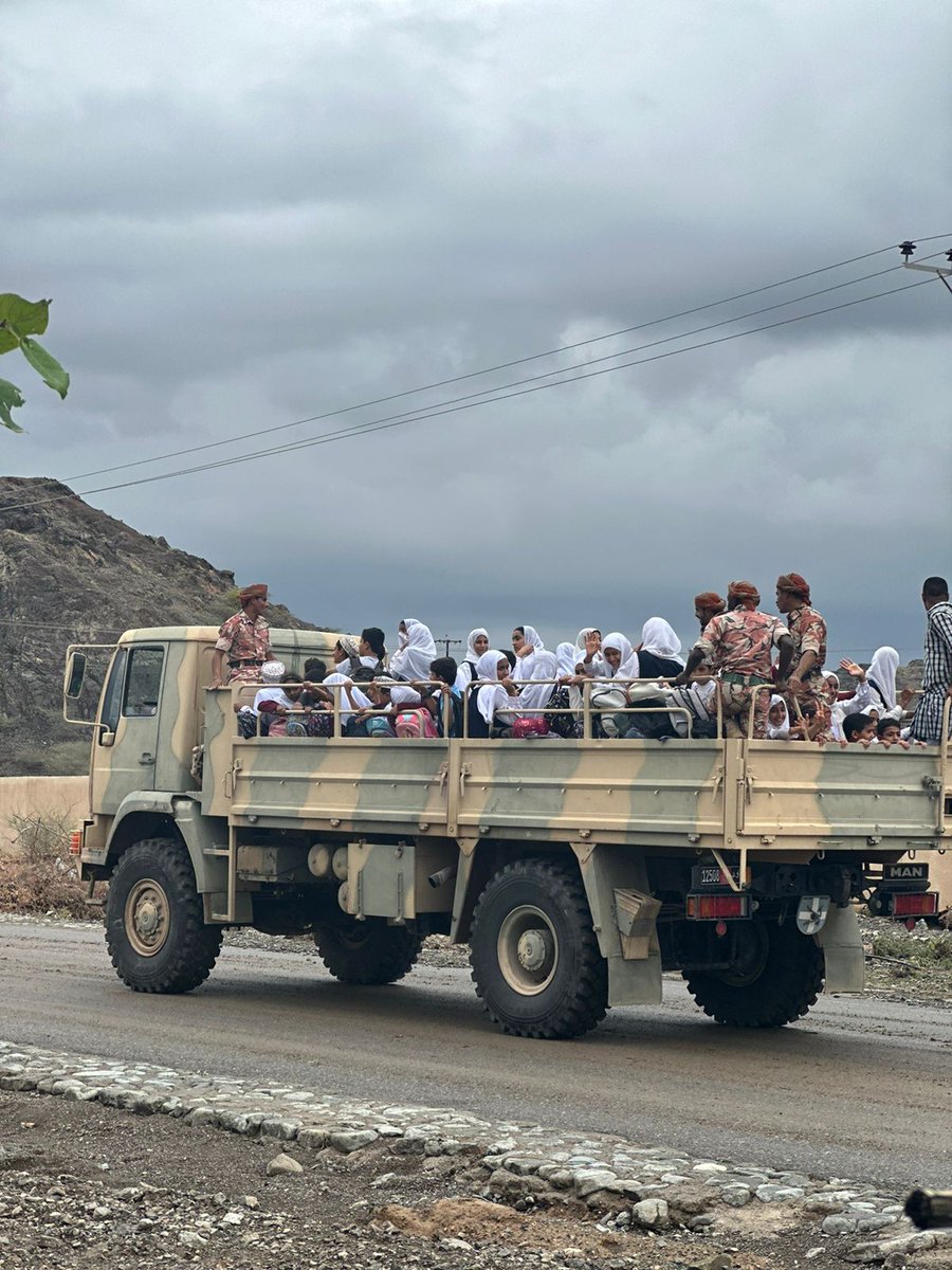 KindiAflah's tweet photo. سلام على "الأكباد" يوم تغدو ويوم تروح، وتعازينا لكل ولي أمر ولكل معلم فقد من نفائس المدارس نفساً، ونسأل الله أن يعيد المفقودين ويشفي المصابين، وإنا لله وإنا إليه راجعون. 
#منخفض_المطير https://t.co/4TIn4BhpEw