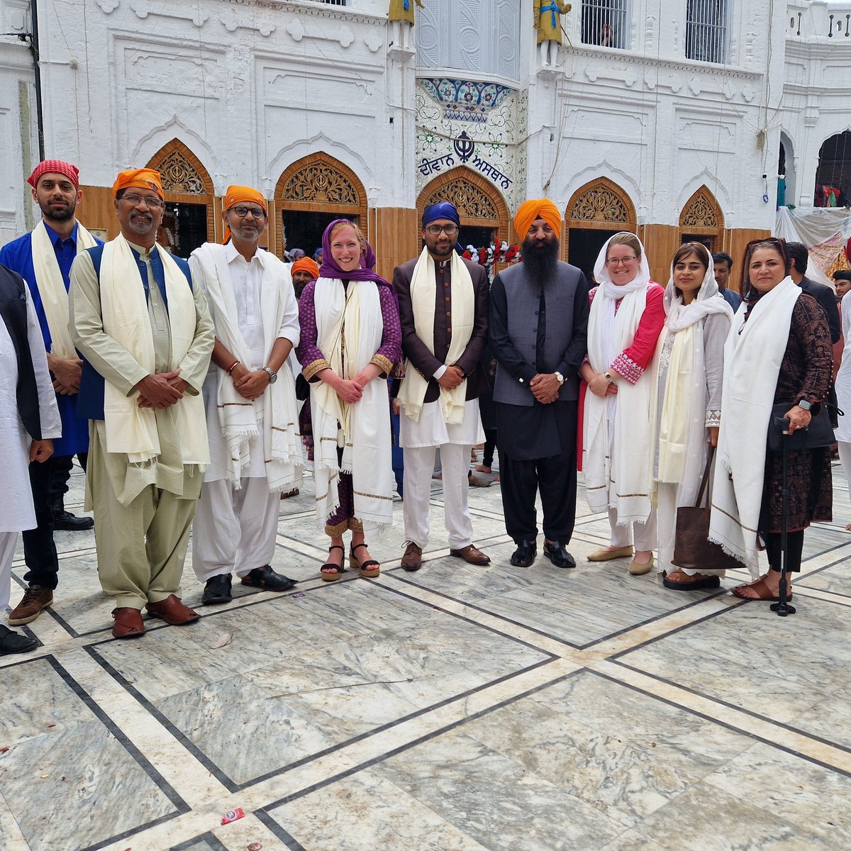 A special first Vaisakhi for me in Pakistan at Gurdwara Panja Sahib. Enormously grateful to @SardarArora for hosting us, and sharing his extraordinary insights into Sikhism's roots in this part of the world. Another reason to celebrate the white in Pakistan's flag!