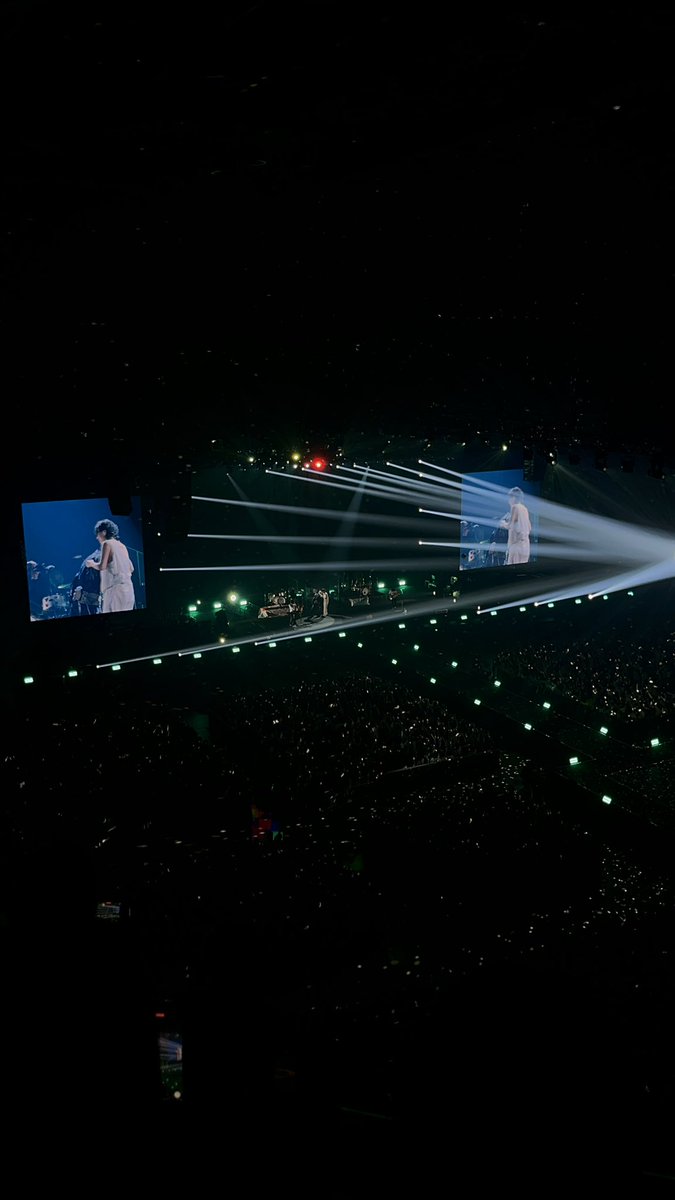 wmh_____'s tweet photo. これからも聴くために、逢うために、
あともっと色んな理由つけて生きる！！
今日で自分が完成した気分👁️💙🌹
ありがとう私の神様。 #RADWIMPS 
#RADWIMPSWORLDTOUR2024 https://t.co/WnQ8SAJX1M
