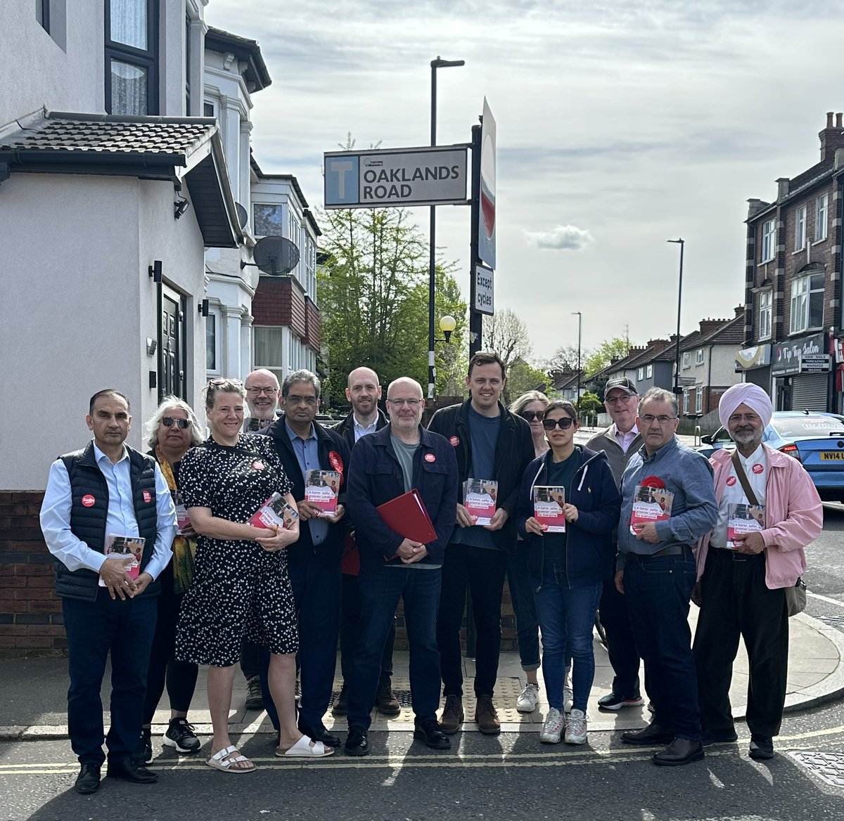 Positive session in #HanwellBroadway this morning. Lots of conversations and support for @SadiqKhan and @BassamMahfouz. Remember to take photo ID to vote on May 2 🗳️🌹