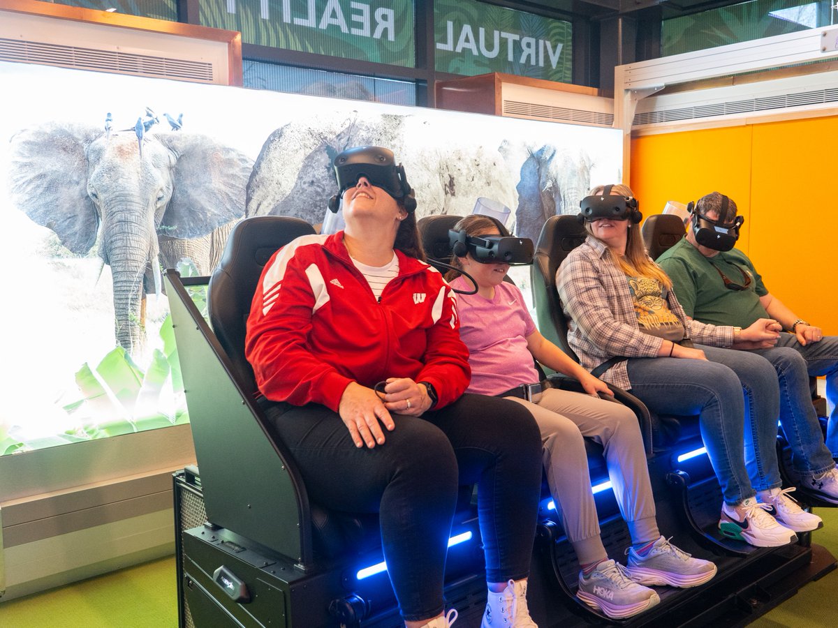 🥽 Come face-to-face with elephants 🐘, leopards 🐆 and gorillas 🦍 in our new virtual reality safari! Experience endless savannahs and lush jungles from your VR Transporter. Check out this ticketed attraction at the Conservation Pavilion! 🎟️ LEARN MORE: s.si.edu/3ILripM.