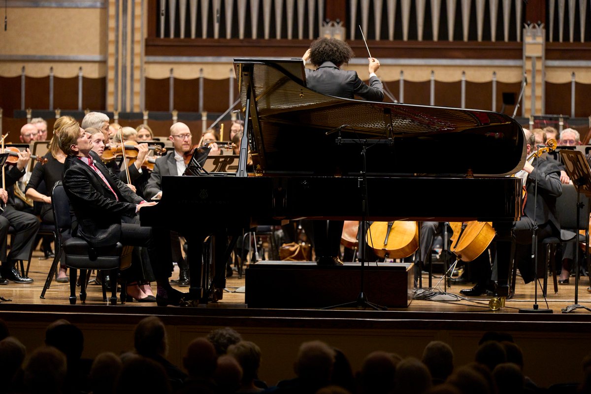 Jean-Yves Thibaudet joins The Cleveland Orchestra led by @klausmakela this week for Gershwin's toe-tapping Concerto in F. 📸: @rog_mastroianni clevelandorchestra.com/attend/concert…