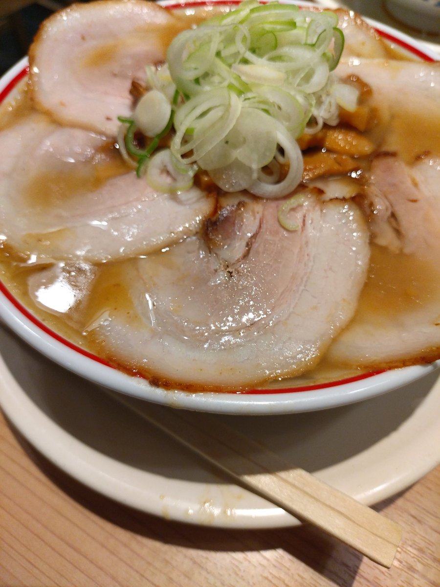 久しぶりの東京ラーメンストリート。本日は煮干しラーメンの玉。味はもう、The煮干し！でした。 そしてビーフラにて4ヶ月ぶりのゆずナイト参戦。弾き語りにバンドに盛り上がりました。 次回は豊橋行きの前日20日に念願のチャゲアスナイト参戦！ 楽しみすぎるイベントたくさん控えてるのでがんばろう