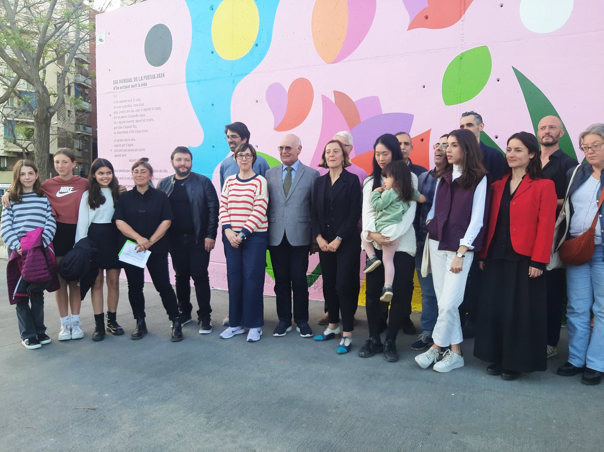 MartaFdezJurjo's tweet photo. La @bibmrodoreda ja té nou #mural! Dissenyat per l'artista urbana #MinaHamada a partir de “m’he estimat molt la vida”. Formulat com un laboratori de creació artisticopoètica i un procés participatiu col·lectiu. Commemora el #DMP24, @AnyEstelles i els 25 anys de la @bibmrodoreda https://t.co/vsZTuQbIi1