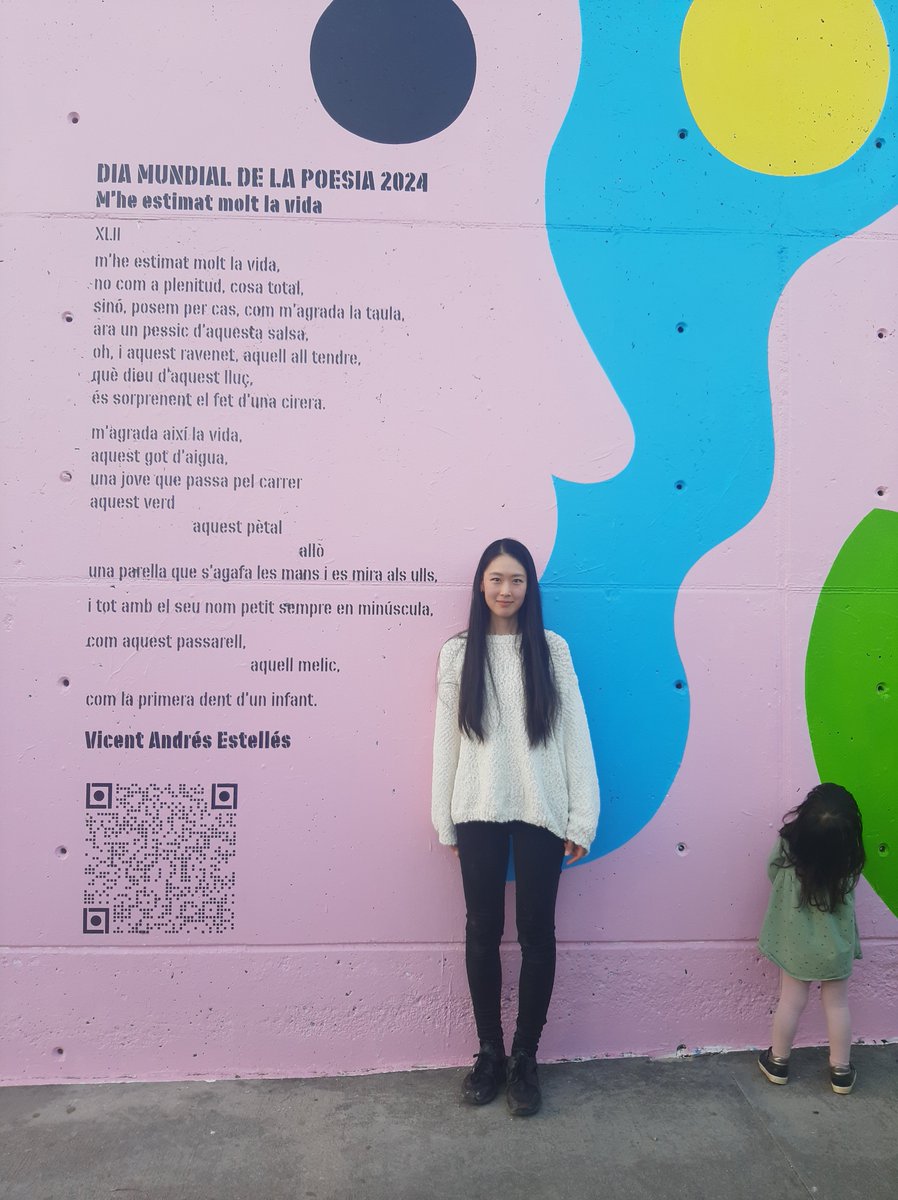 MartaFdezJurjo's tweet photo. La @bibmrodoreda ja té nou #mural! Dissenyat per l'artista urbana #MinaHamada a partir de “m’he estimat molt la vida”. Formulat com un laboratori de creació artisticopoètica i un procés participatiu col·lectiu. Commemora el #DMP24, @AnyEstelles i els 25 anys de la @bibmrodoreda https://t.co/vsZTuQbIi1